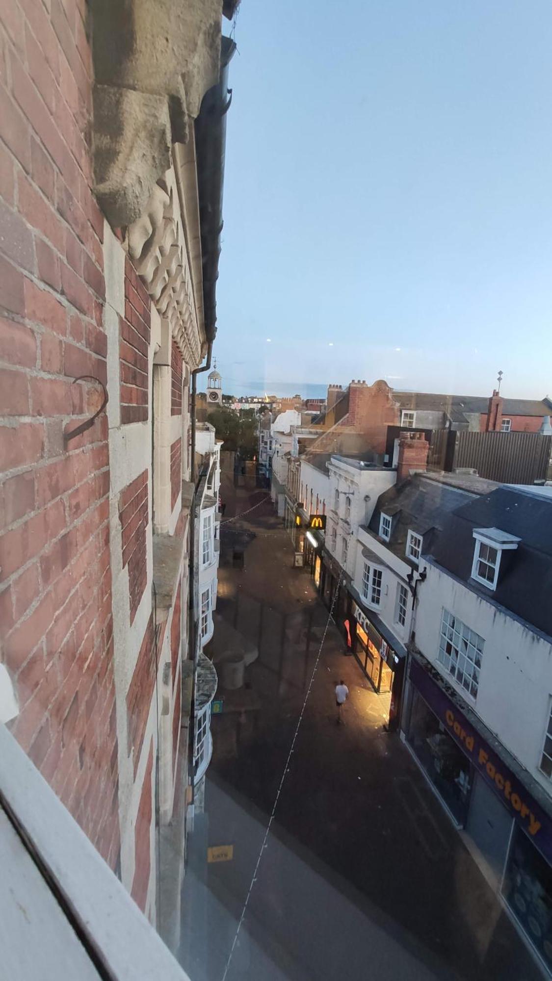 Stunning One Bedroom Flat In Apartment *